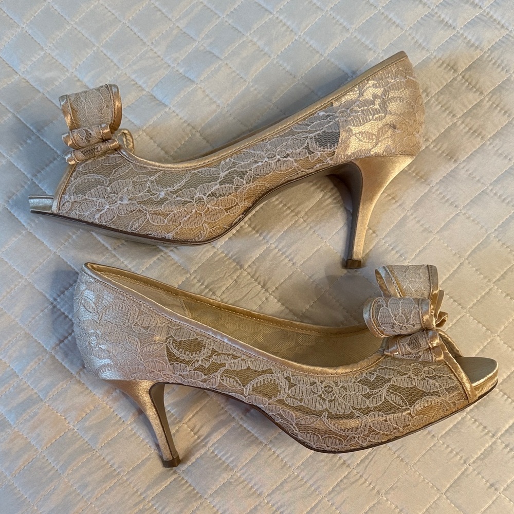 Martinez Valero Gold Lace Peep-Toe Heels with Triple Bows - size 7.5